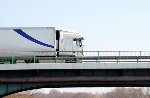 LKW auf Brücke