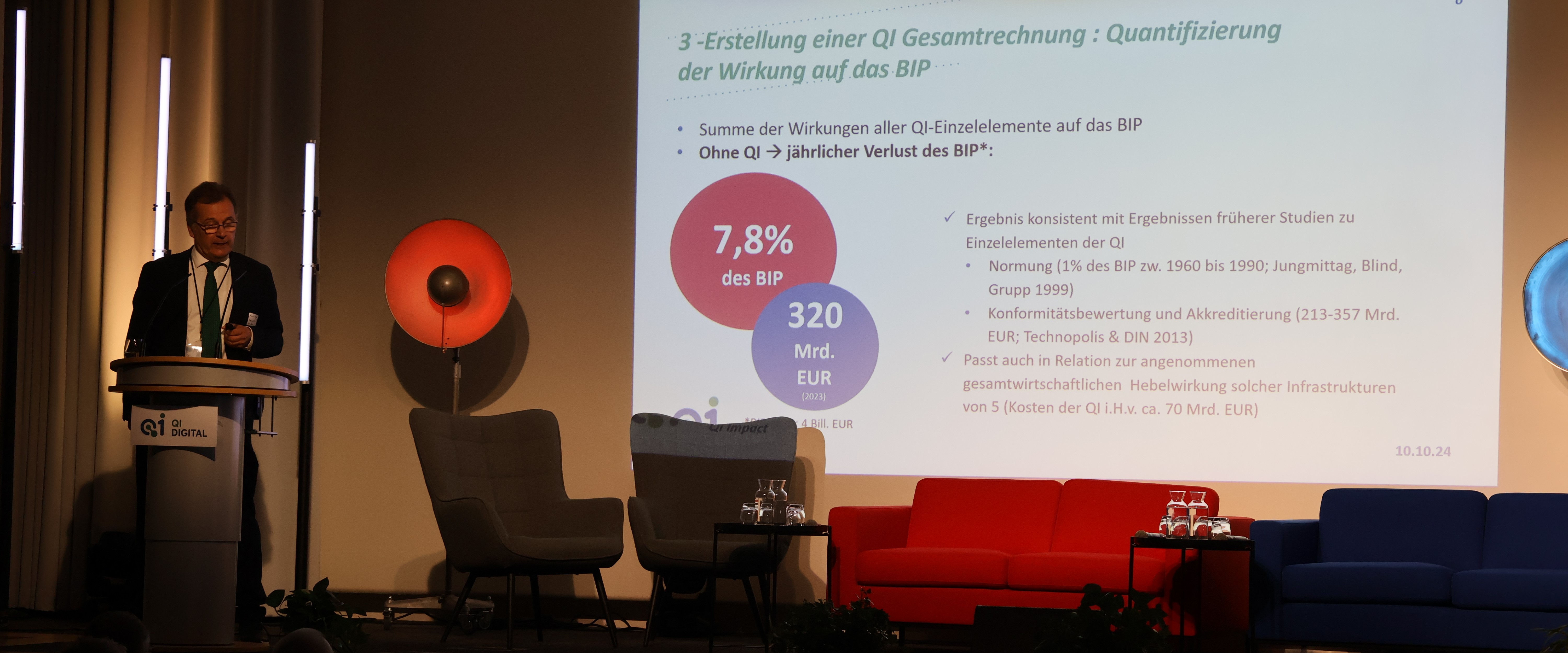 Redner auf einem Podium Redner auf einem Podium